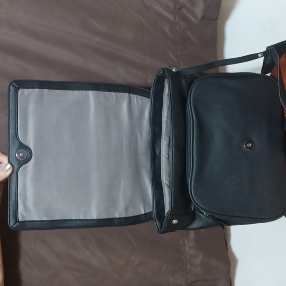 REACTION by KENNETH COLE BACK PACK PURSE IS A BEAUTIFUL BLACK ⚫️ - Picture 7 of 9